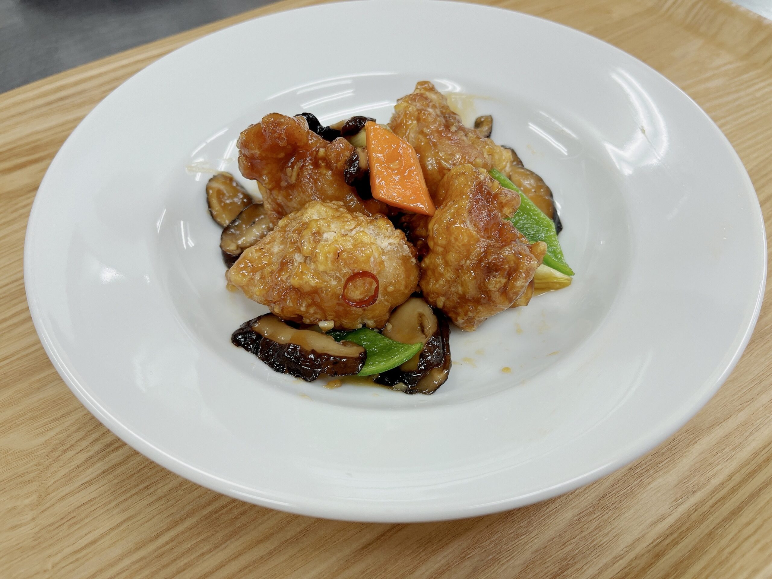 鶏肉の酸味入りピリ辛炒め